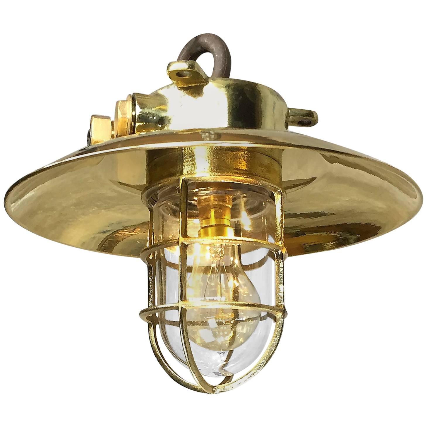Lampe à suspension en laiton avec abat-jour en laiton et dôme en verre, datant du milieu de la fin du XXe siècle en vente