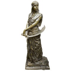 Figure debout en bronze de Judith