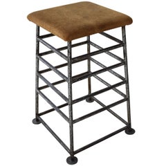 Stand ou tabouret de bar en fer français d'époque avec dessus en cuir daim d'origine