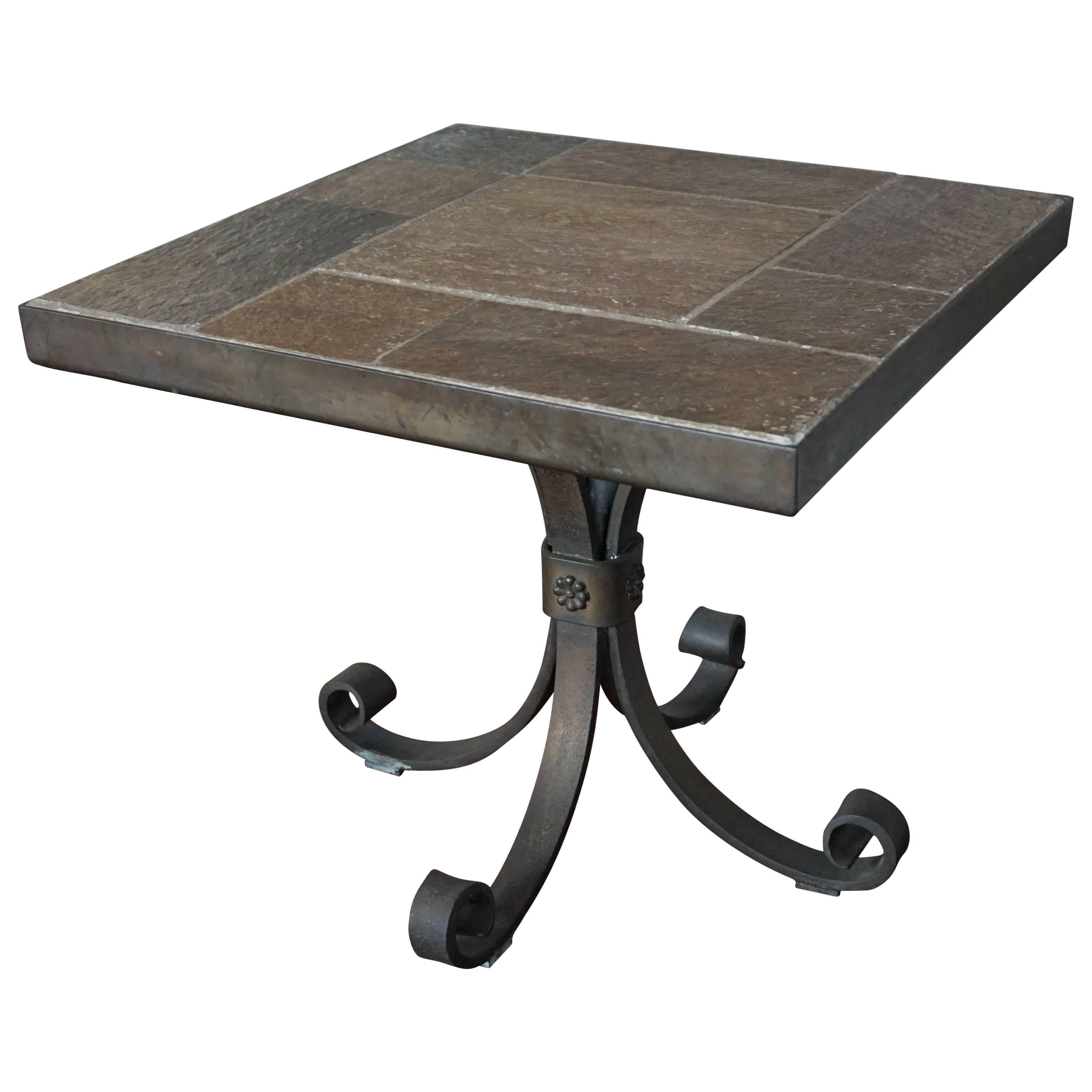 Table d'appoint ou table basse brutaliste unique avec plateau en pierre de ardoise et base en fer forgé