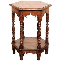 Table d'appoint hexagonale anglaise en ronce de bois avec pieds tournés et tablier richement sculpté