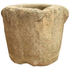 Antico mortaio francese in pietra del 17° secolo o precedente