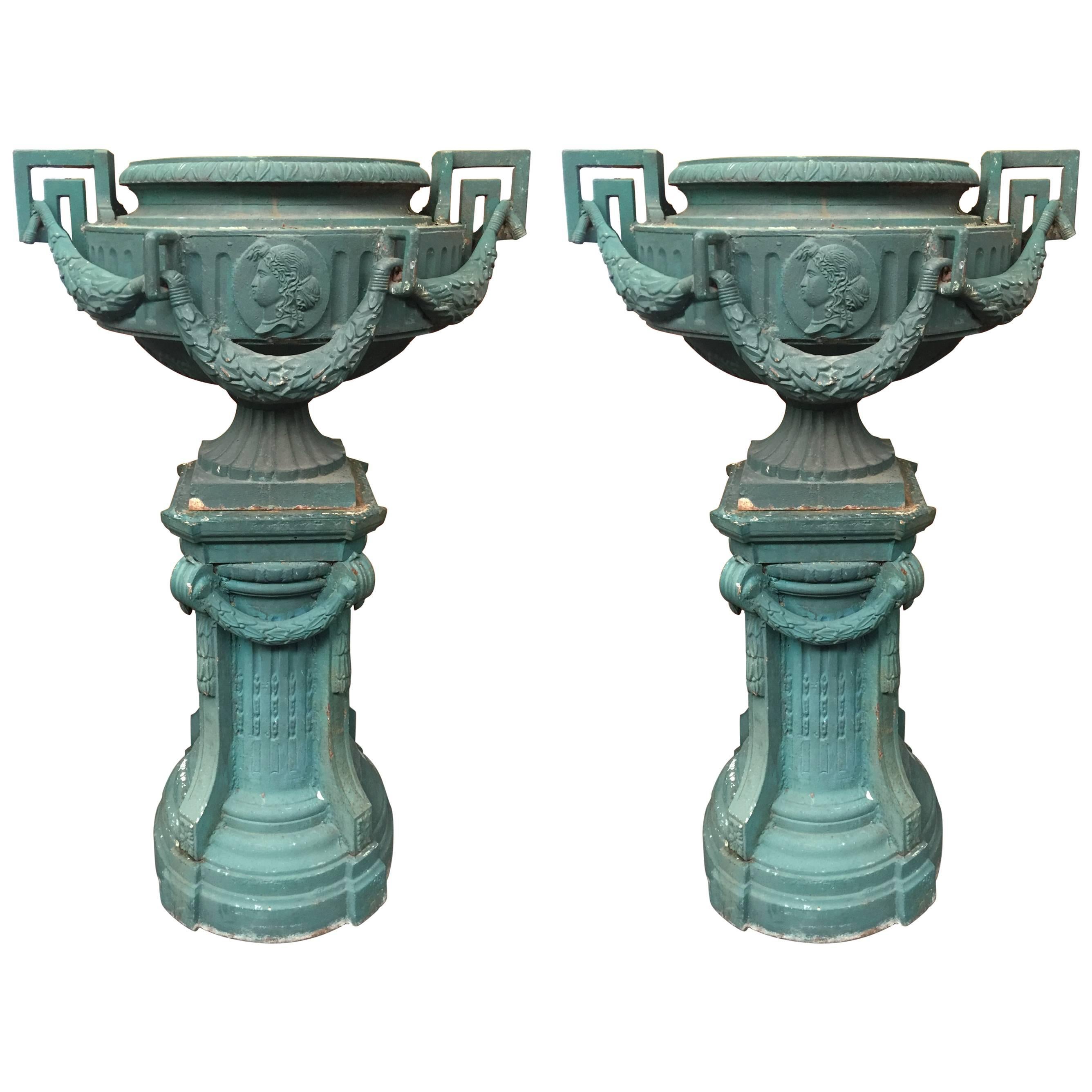 2 Important  Cast Iron Garden Vases, End of the 19th Century For Sale