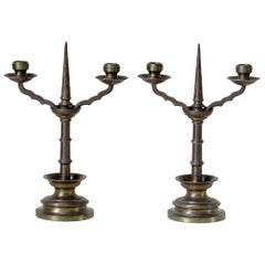 Paire de chandeliers en bronze de style gothique:: France:: début des années 1900