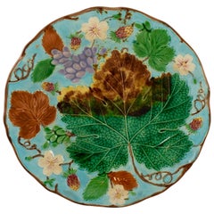 Assiette en majolique turquoise à feuilles de raisin et fraises de Wedgwood:: vers 1880