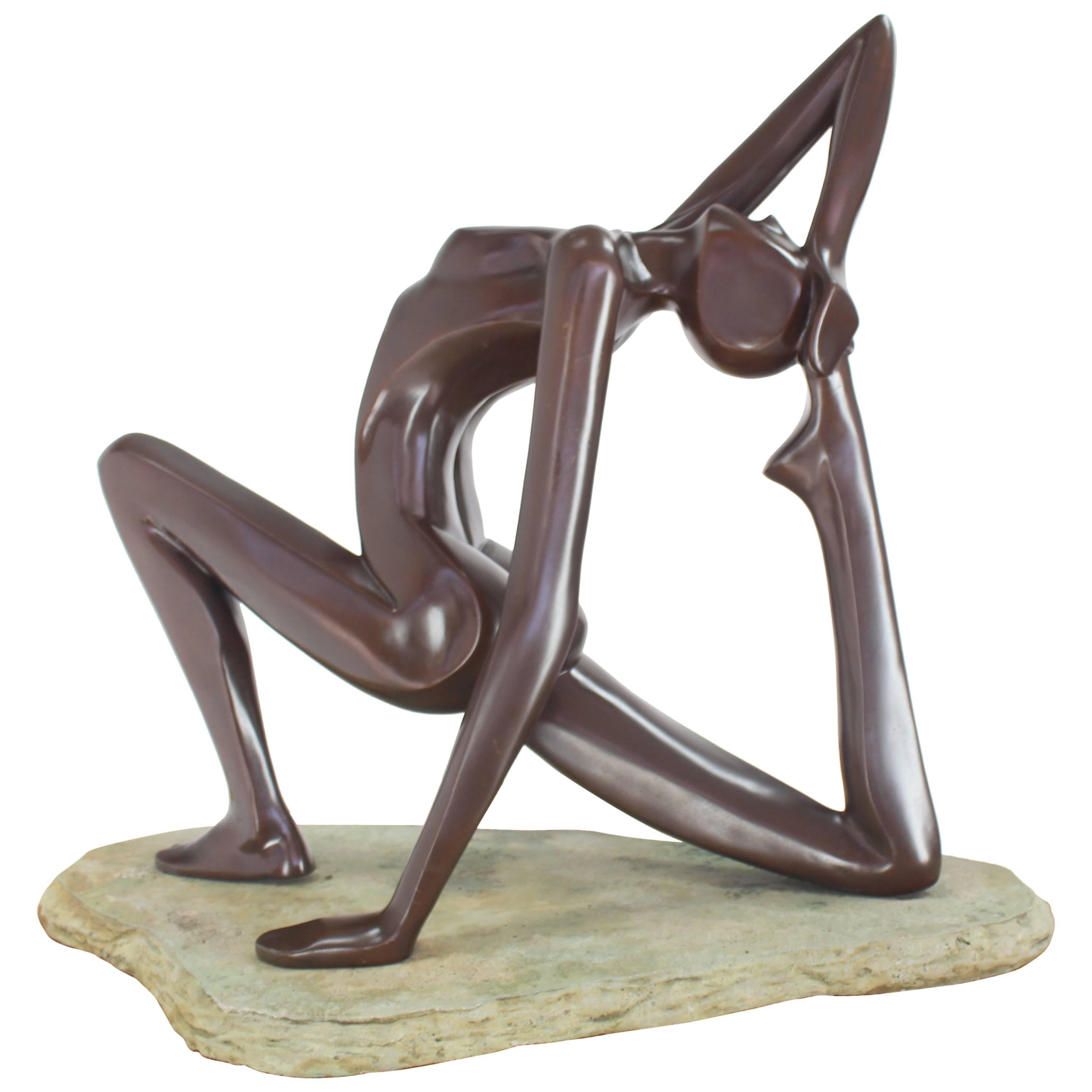 Große abstrakte Skulptur eines gestreiften, nackten Gymnast im Angebot