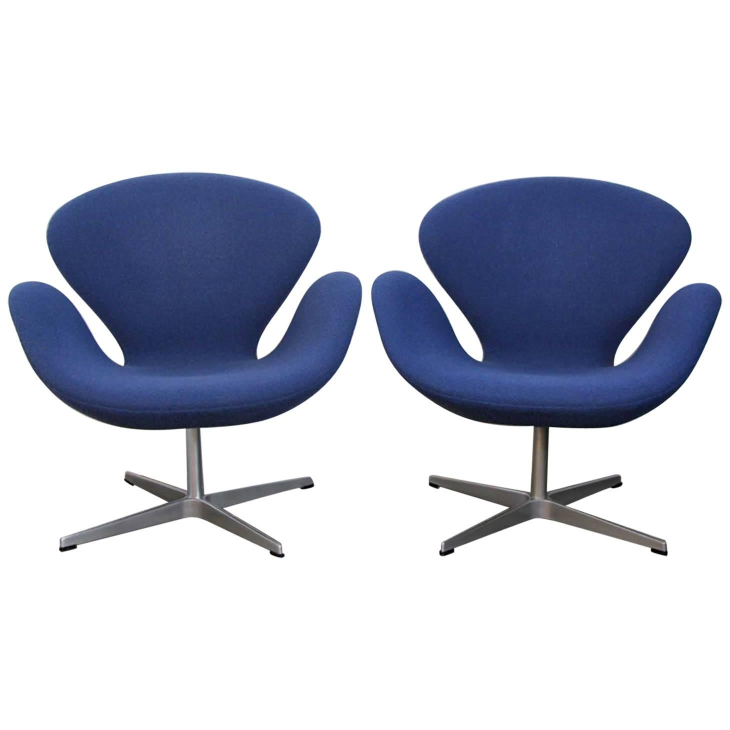 Pair of Arne Jacobsen Swan Chairs by Fritz Hansen for Knoll Studio