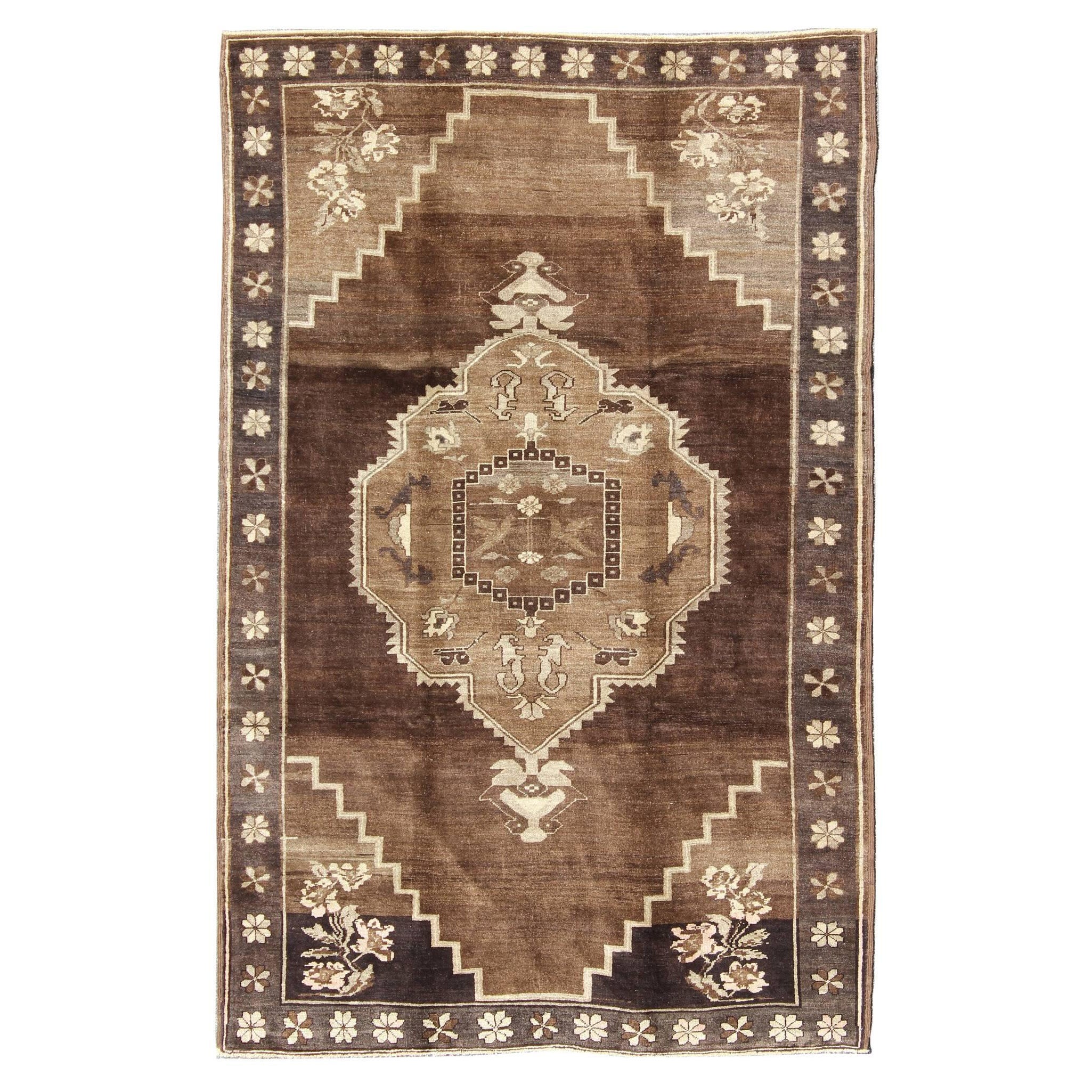 Brauner türkischer Vintage-Teppich mit geometrischem Muster in verschiedenen braunen Farben