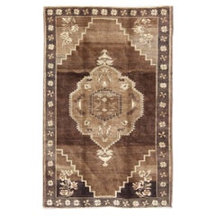 Brauner türkischer Vintage-Teppich mit geometrischem Muster in verschiedenen braunen Farben