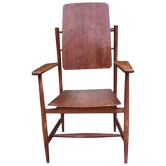 Ein Designer-Sessel aus massiver Eiche im skandinavischen Stil mit laminierter Rückenlehne und Sitzfläche.
