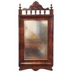 Miroir dans un cadre en bois