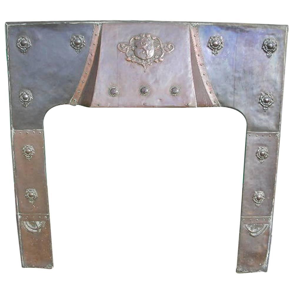 Grande plaque de cheminée en cuivre Arts and Crafts avec un lion sur le dessus d'un bouclier