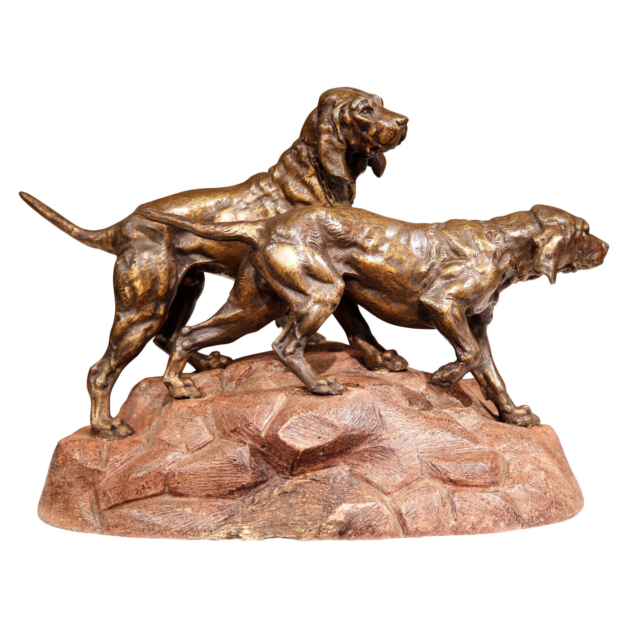 Sculpture française du XIXe siècle en zinc brut patiné représentant des chiens de chasse sur socle en terre cuite
