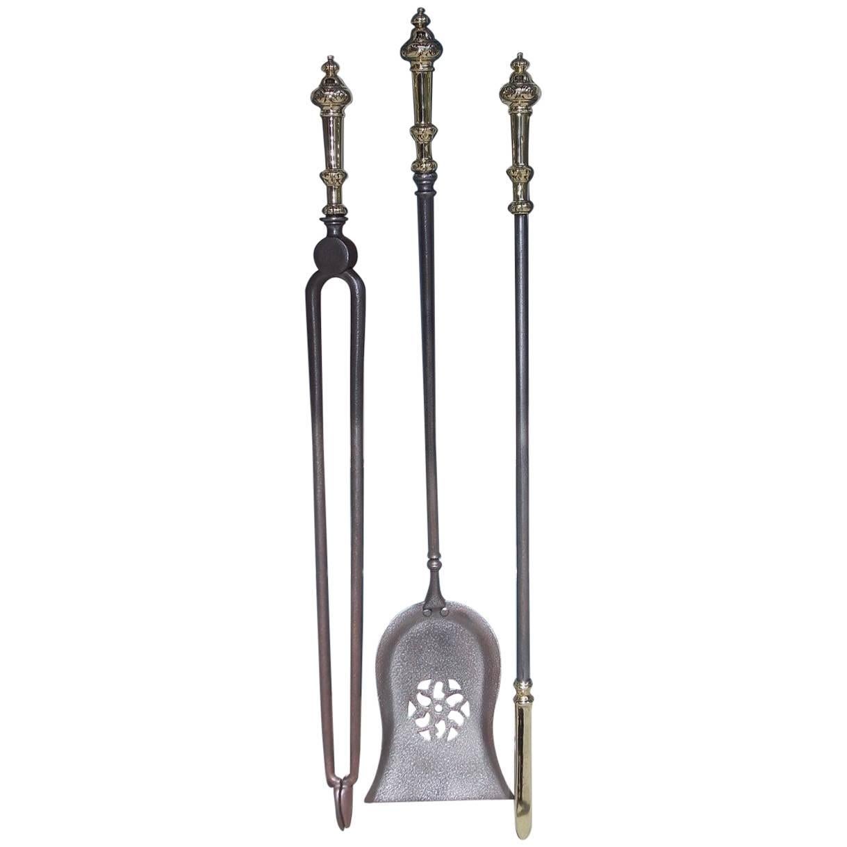 Ensemble de trois outils de cheminée anglais en acier poli et laiton, vers 1800 en vente