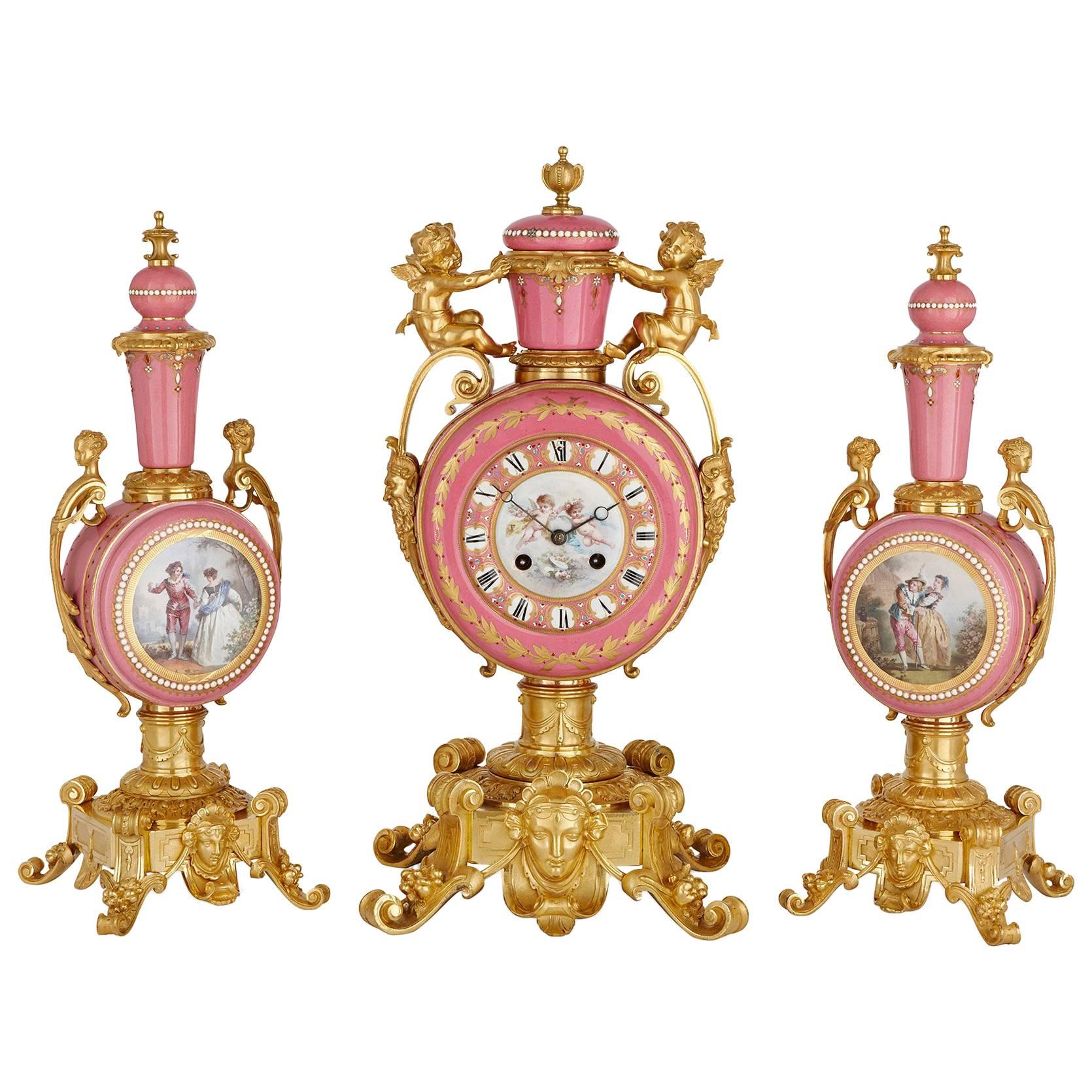 Pendule trois pièces française ancienne de style Sèvres en bronze doré et porcelaine rose