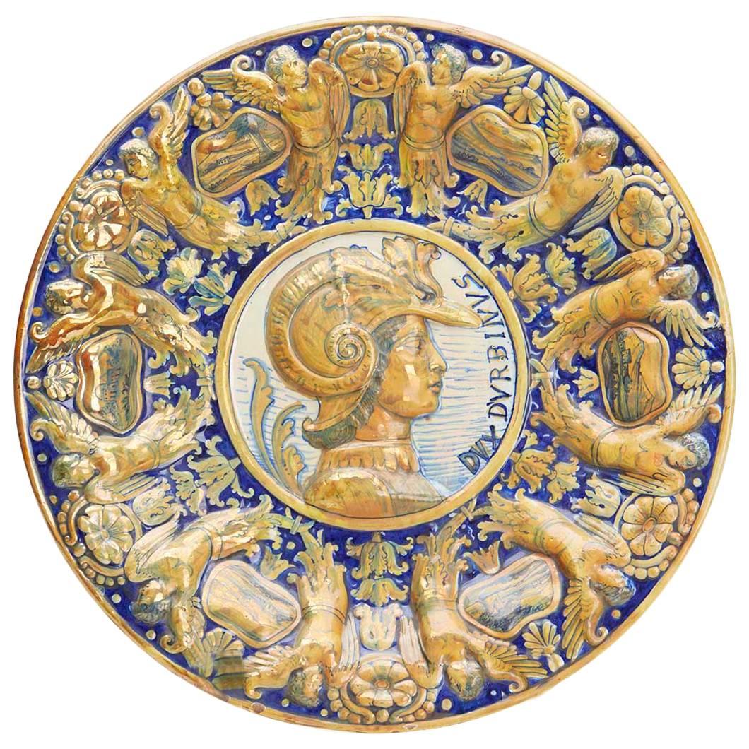 Antike kontinentale Maiolica-geformte, figurale Wandtafel / Schale, Luster im Angebot