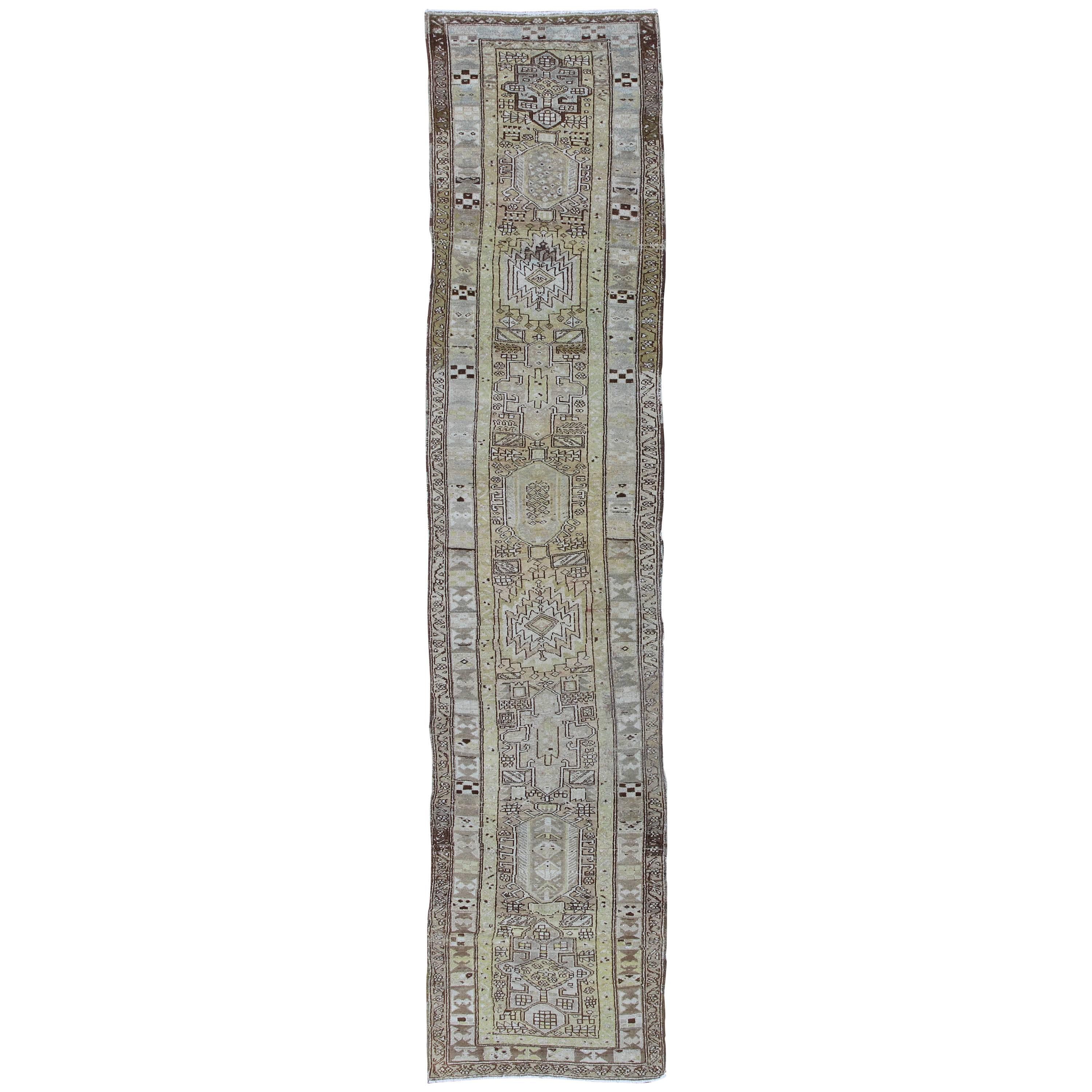 Tapis de couloir Heriz ancien au design géométrique en taupe, vert jaune, olive et marron en vente
