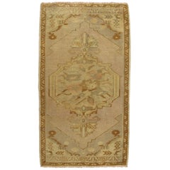 Vintage Oushak Rug with Medallion Design and Geometric-Botanical Elements