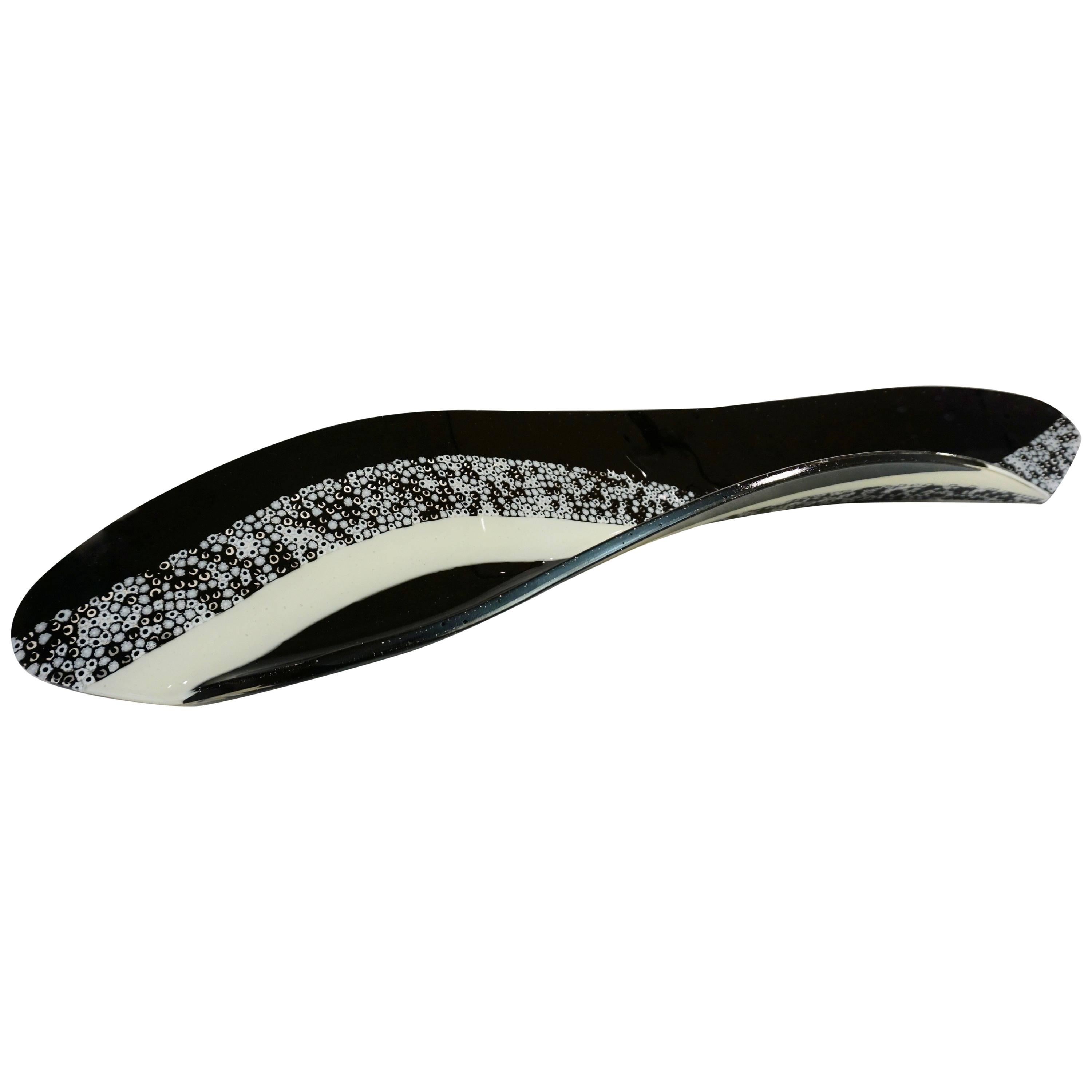 Centre de table contemporain en verre d'art de Murano noir et blanc, avec mosaïque incurvée
