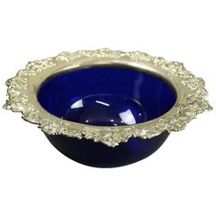 Antike kobaltblaue Glasschale im Gorham-Stil mit floralem Rand aus Sterlingsilber
