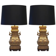 Paire d'impressionnantes lampes de table chinoises à urne en bronze et laiton
