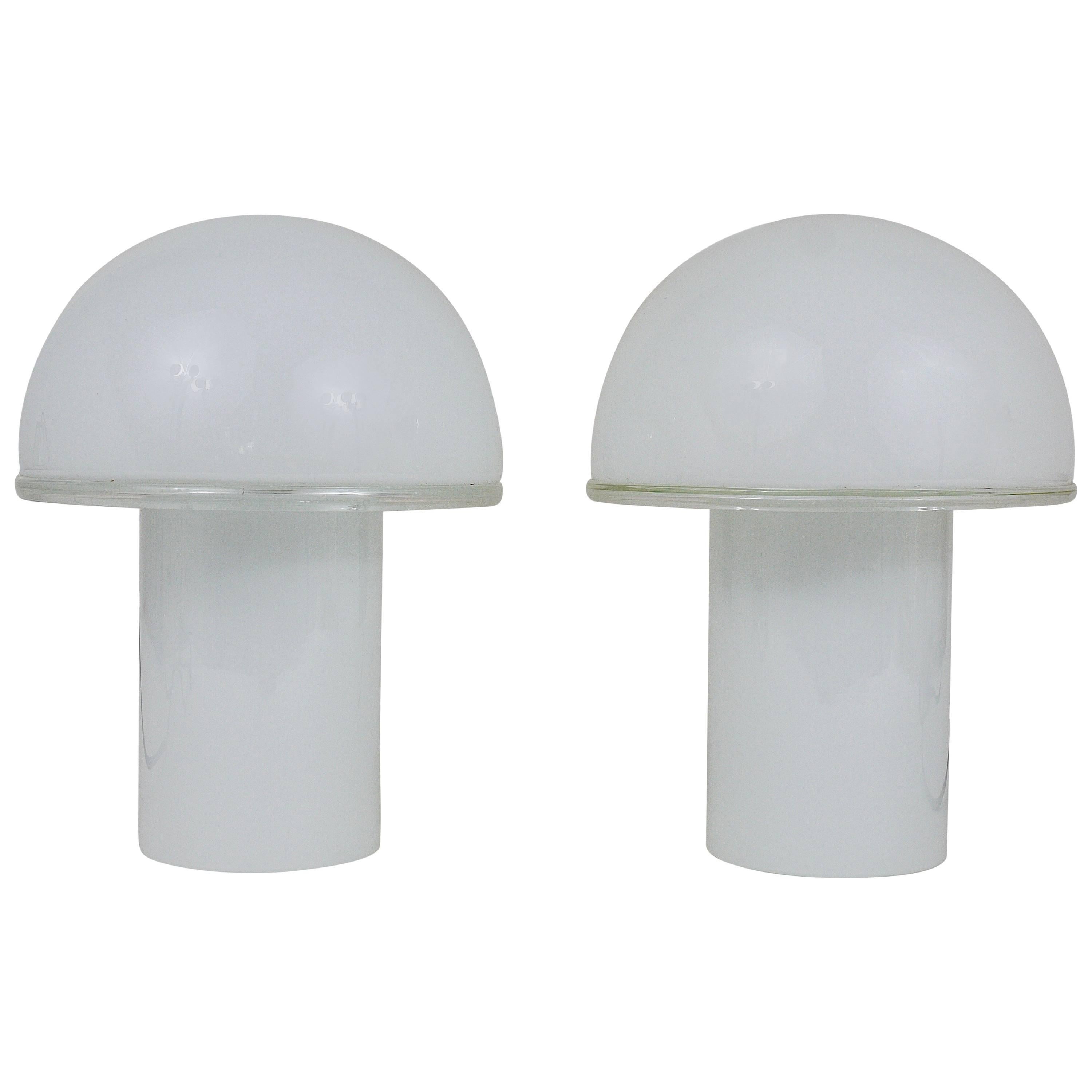 Zwei weiße Artemide Onfale Pilz Murano Glas Tischlampen:: Luciano Vistosi