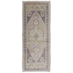 Tapis turc vintage d'Oushak avec médaillon en gris foncé/violet et ivoire