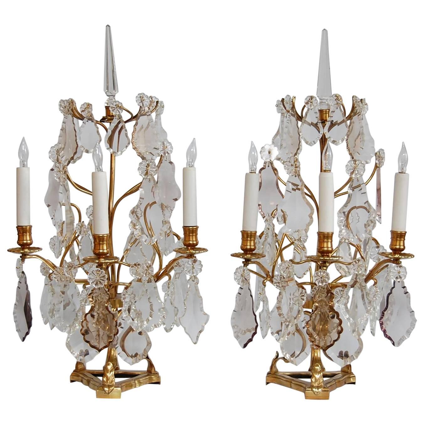 Paar Gold-Dore-Bronze-Girandolen des frühen 19. Jahrhunderts mit drei Lichtern im Angebot