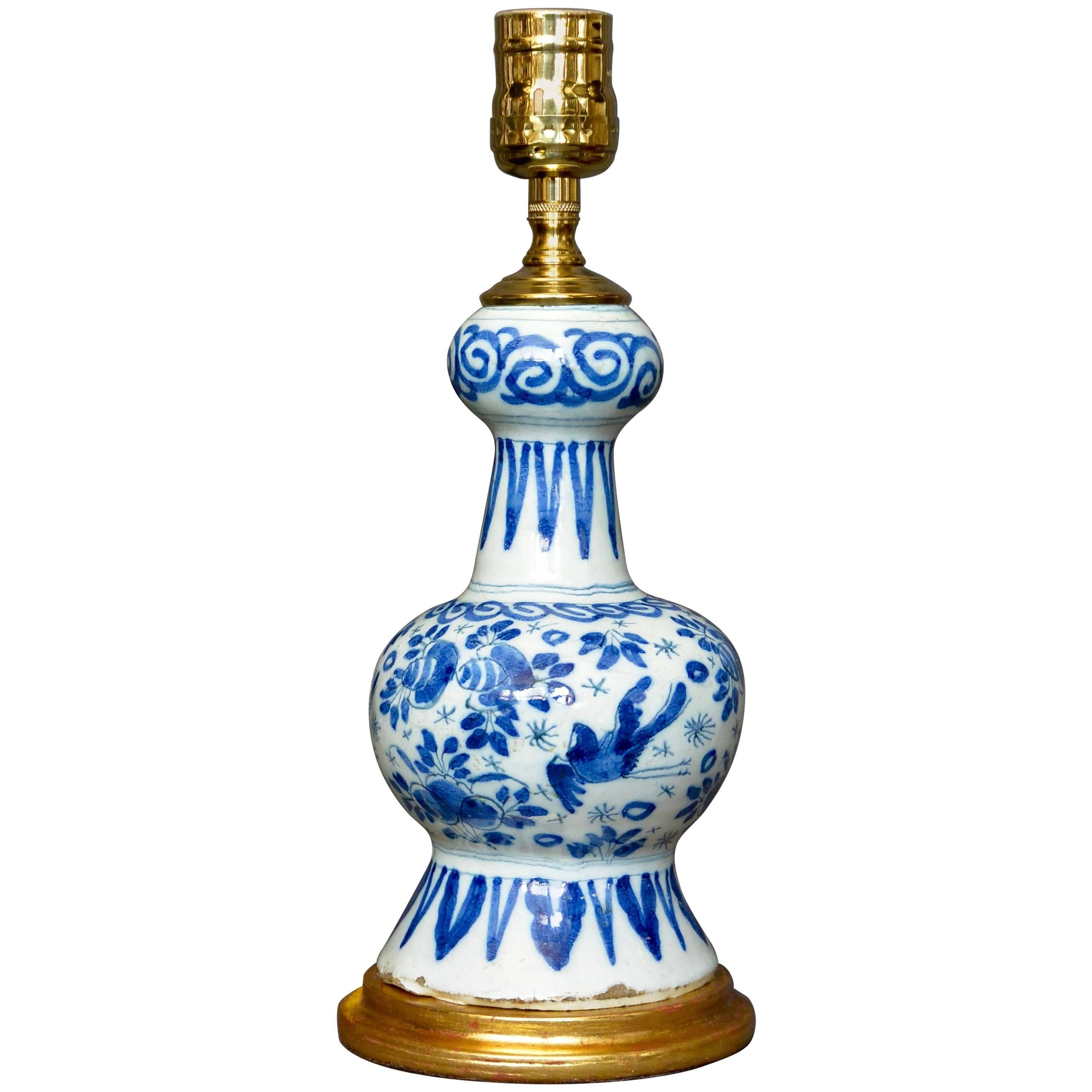 Lampe vase hollandaise de Delft bleue et blanche sur base dorée à l'eau en vente