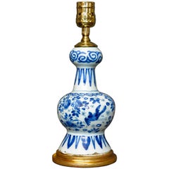 Lampe vase hollandaise de Delft bleue et blanche sur base dorée à l'eau