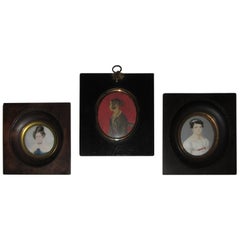 Groupe de trois portraits miniatures de femmes de la période Régence