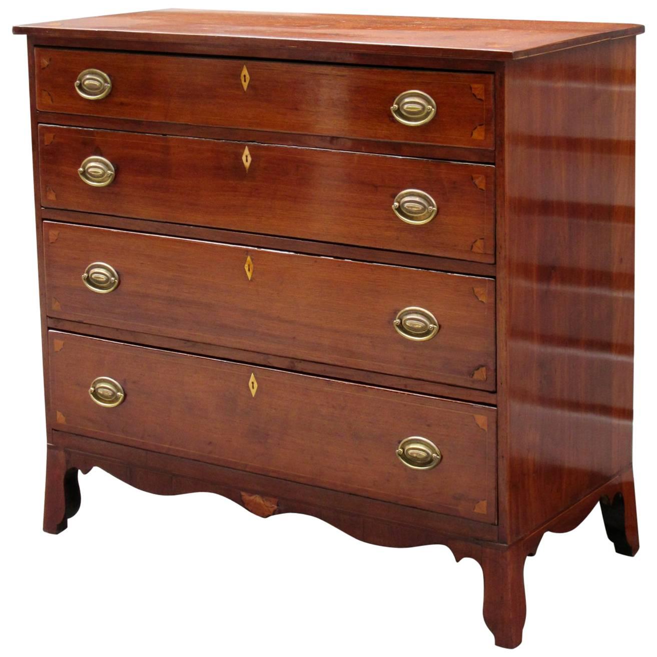 Early 19th Century Virginia Federal Walnut Chest of Drawers with Compass Inlay