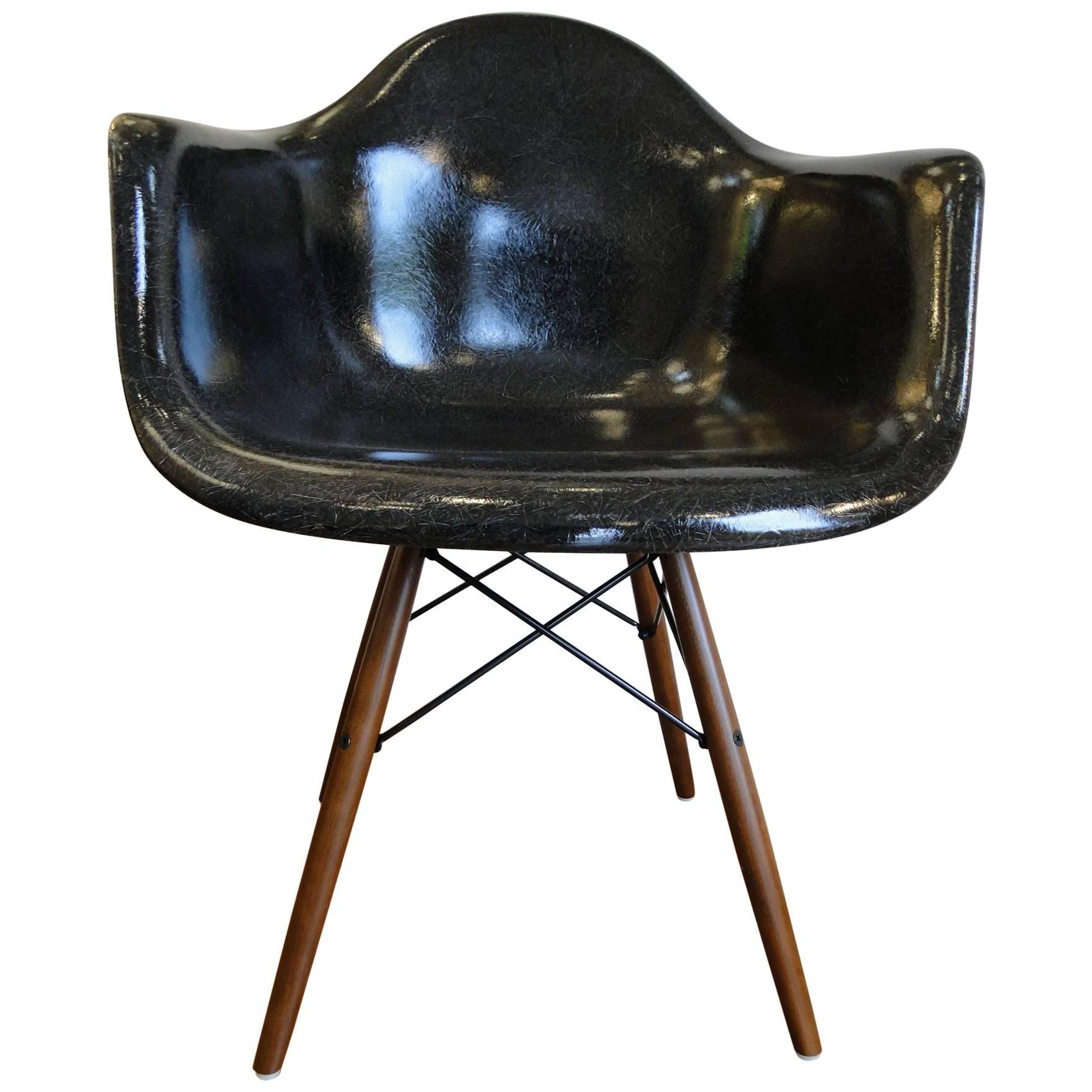 Eames Herman Miller Zenith Parchment Dowel Leg Chair