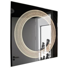 En stock Miroir de salle de bains Glazz Cosmic gravé, sans cadre et éclairé par l'arrière.