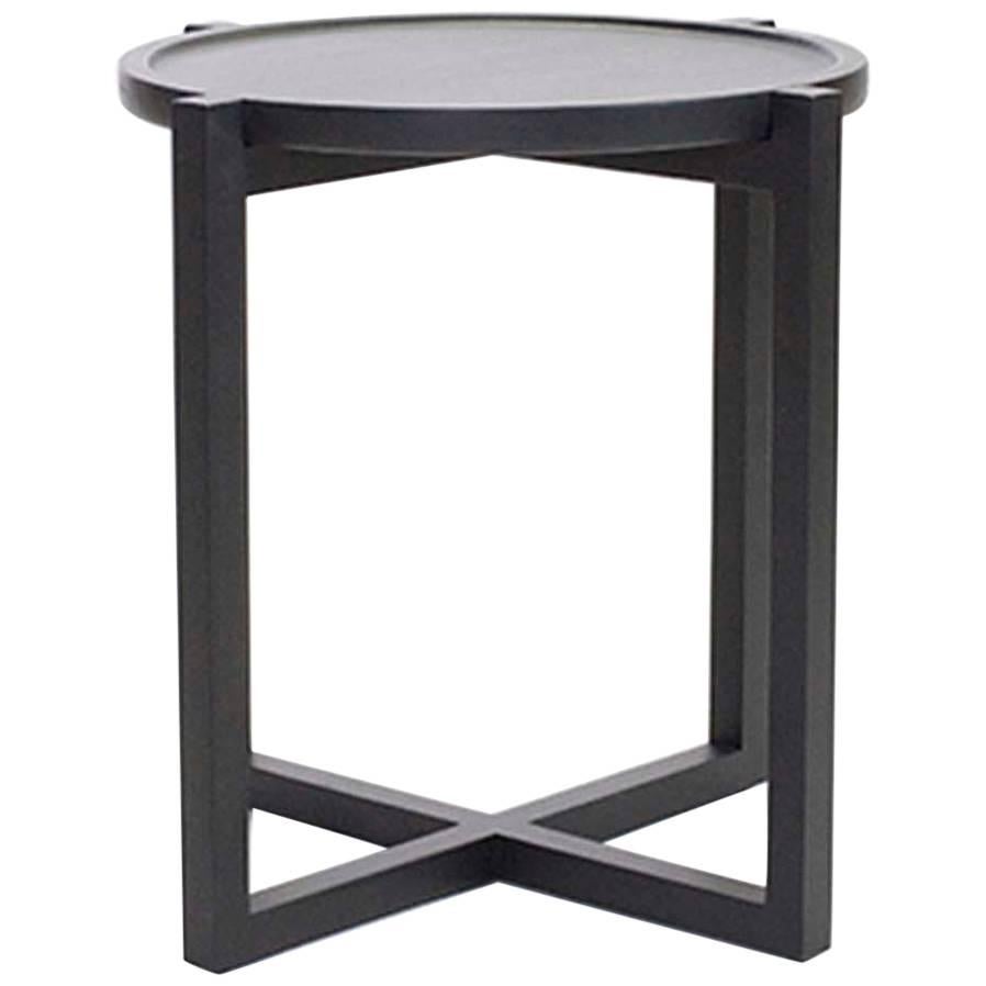 Table d'appoint contemporaine Boton à trois pieds en bois de conacaste avec teinture noire de Labrica en vente