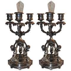 Merveilleuse paire de chandeliers trios chérubins en bronze argenté de Pairpoint