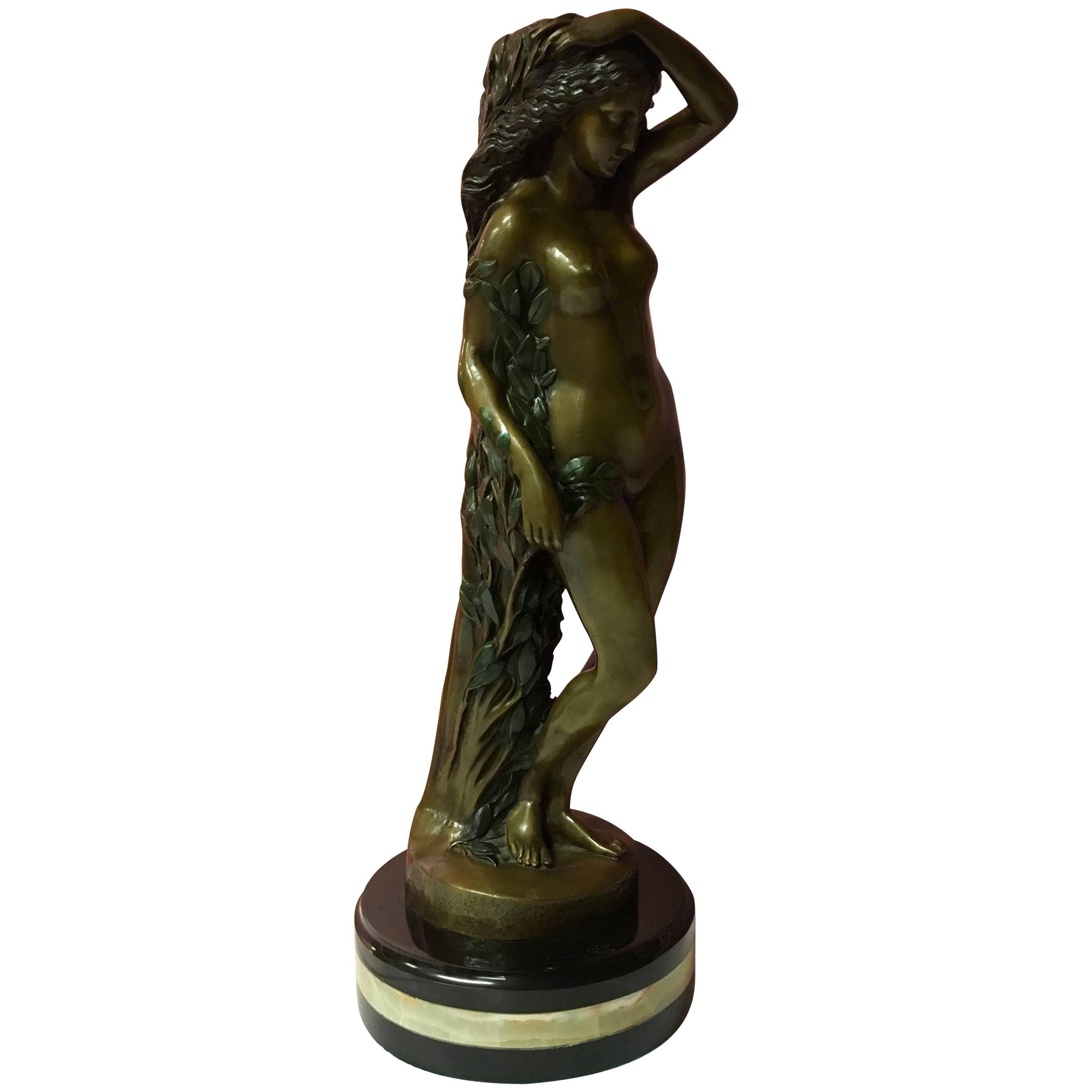 Große Bronze- und Marmorskulptur einer nackten Frau mit dem Titel „Der Weinstock“.