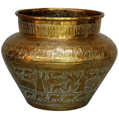 Rare vase en laiton repoussé avec inscription hébraïque:: Egypte:: 19ème siècle