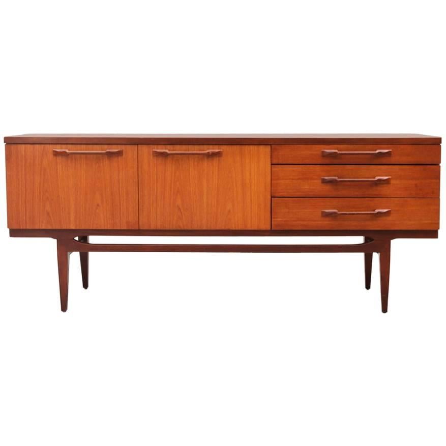 Lovely Danish 1950s  sculptural sideboard in Teak with drawers and cabinet For Sale