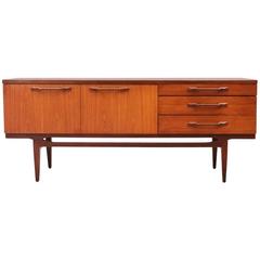 Lovely Danish 1950s  sculptural sideboard in Teak with drawers and cabinet