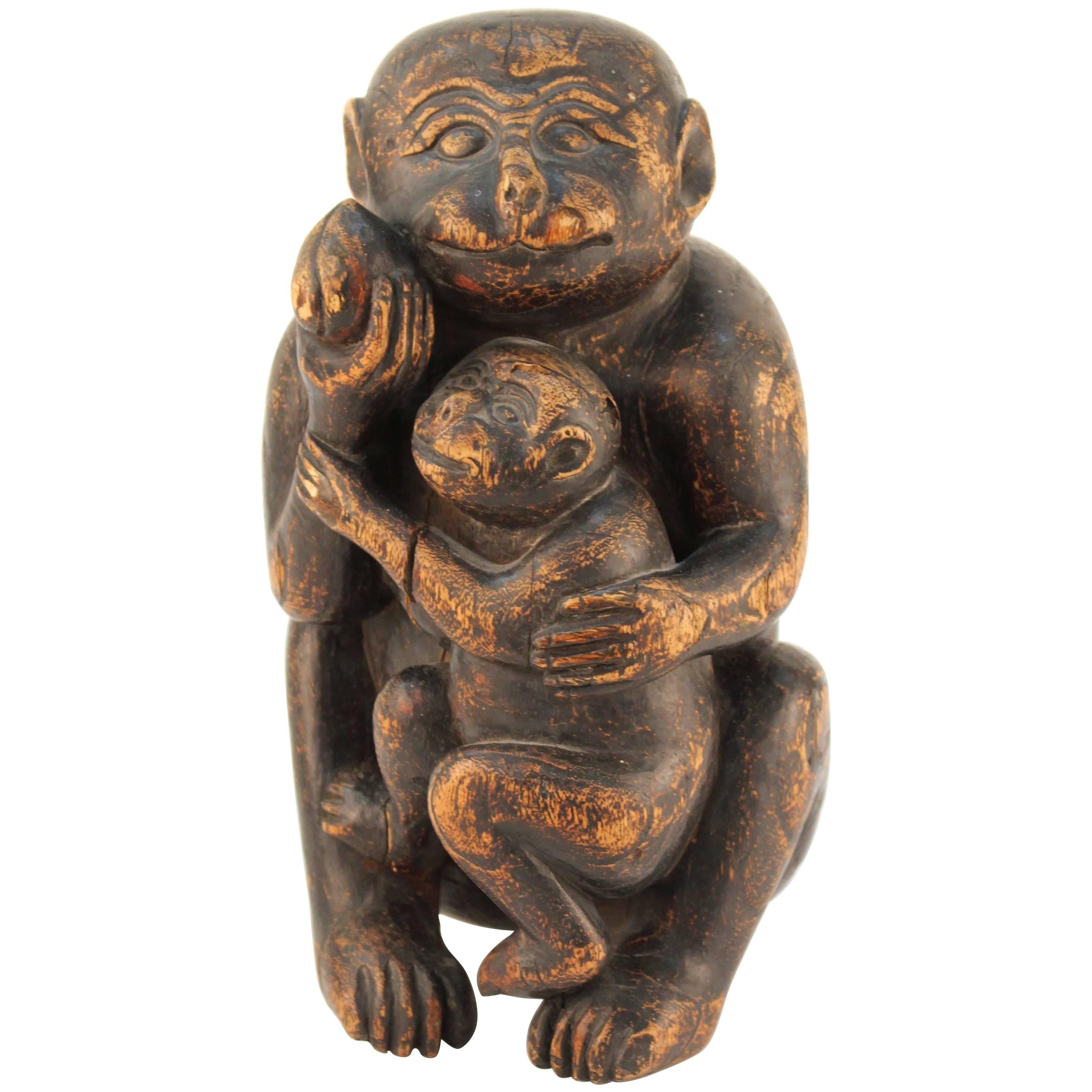 Sculpture en bois d'un singe et de son enfant en vente