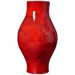 Vase rouge brillant émaillé, H 40 cm  Signé par RJ Cloutier - Années 1960