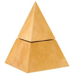 Seau à glace ou seau à vin pyramidal en peau de chèvre laquée - Sculpture d'Aldo Tura