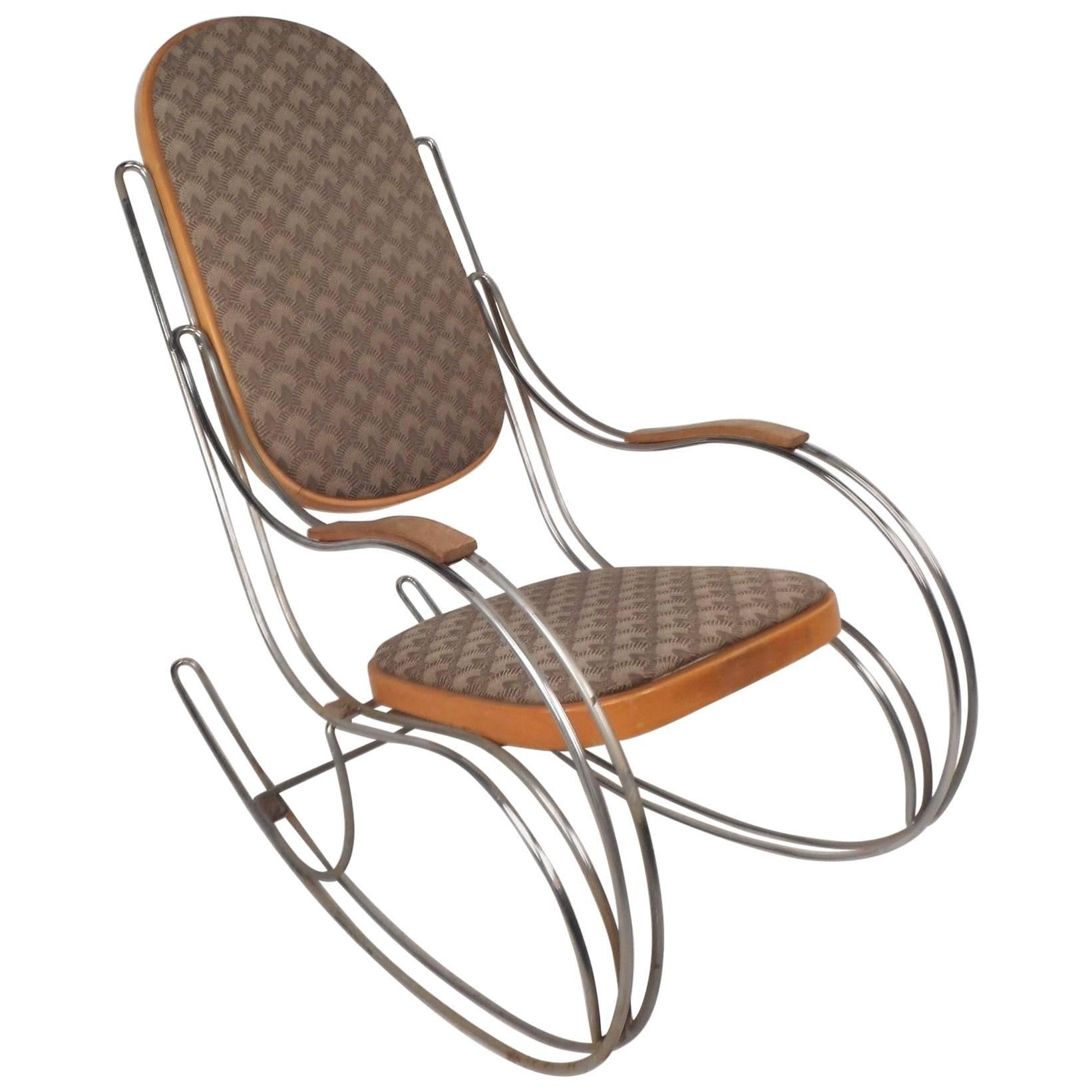 Incroyable chaise à bascule moderne du milieu du siècle dernier dans le style de Thonet
