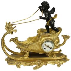 Französische figurale Schlittenuhr:: angetrieben von einem Putto