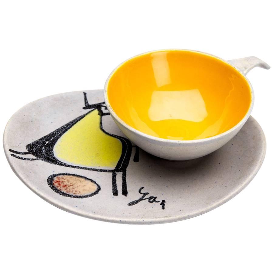 Taza y platillo modernistas pintados y firmados, hacia 1960 en venta