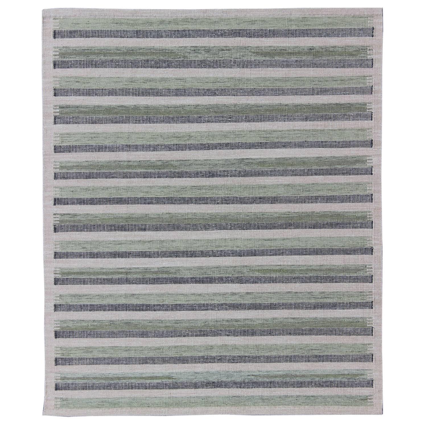 Flachgewebter Teppich im skandinavischen Design mit gestreiftem Design in Holzkohle und Grün