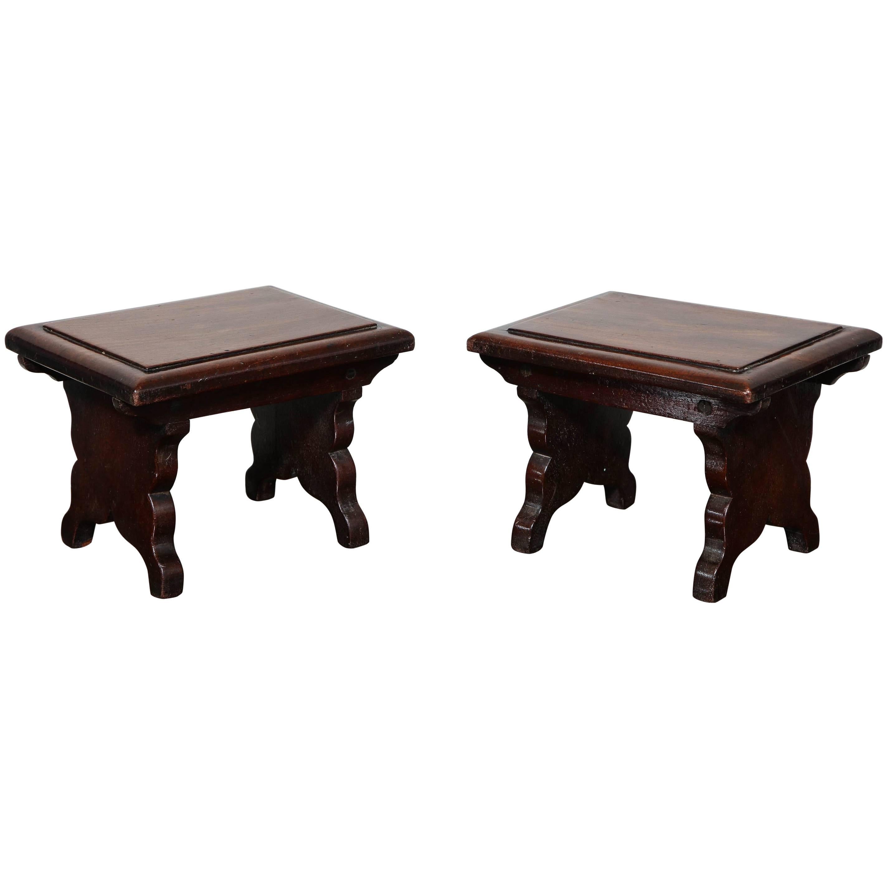 Raro par de taburetes de tocador georgianos