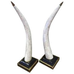 Sensationelles Paar von Travertin Faux Elefantenstoßzahn Skulpturen