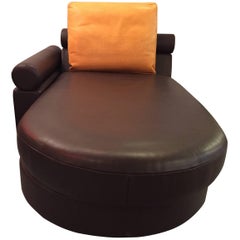 Chaise longue ou lit de jour en cuir brun avec coussin:: Roche Bobois